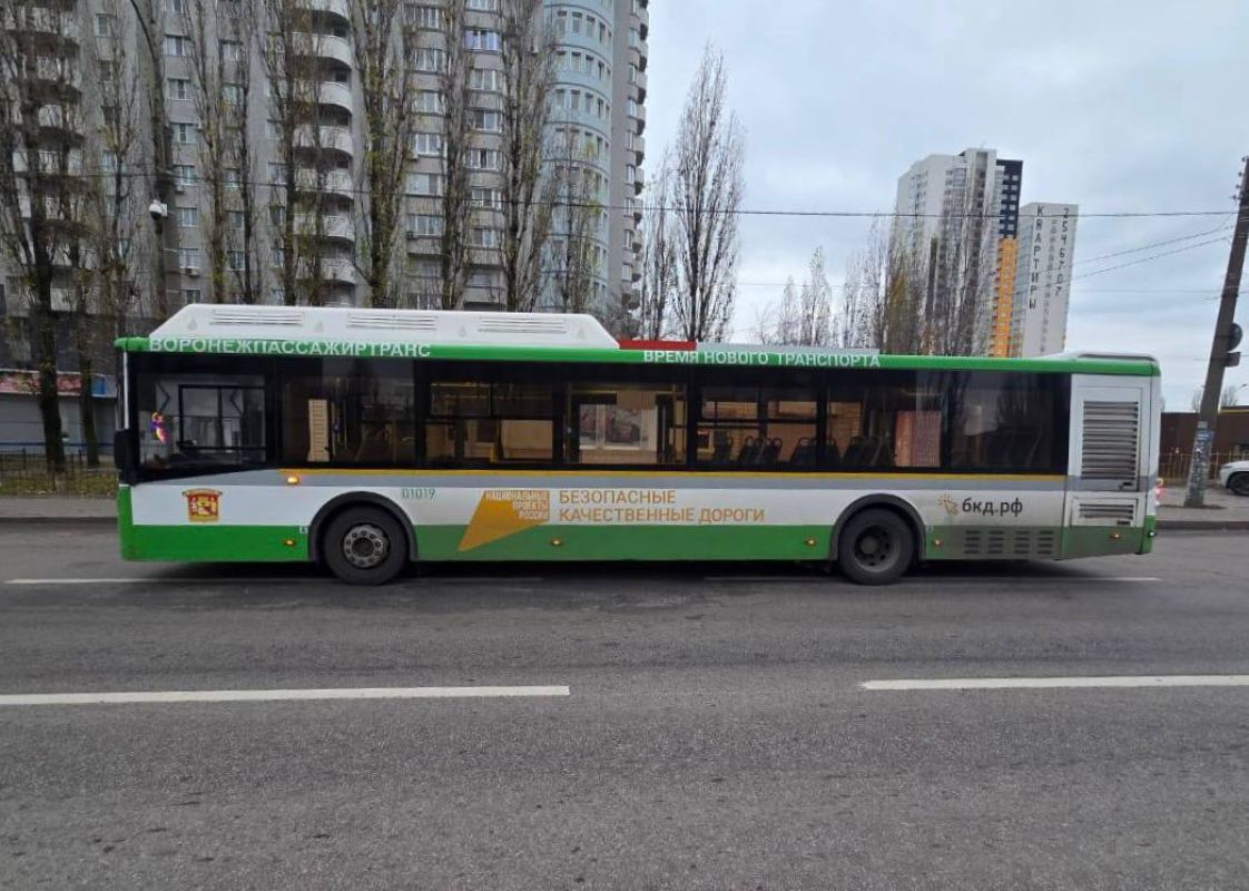 Легковушка врезалась в автобус, полный пассажиров в Воронеже