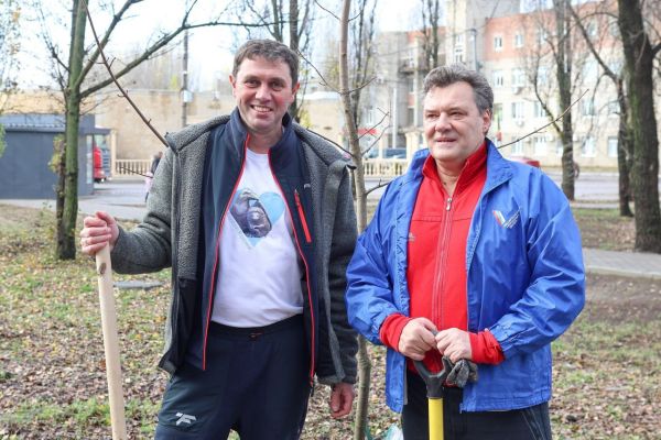 Мэр помог высадить деревья ещё в одном районе Воронежа  
