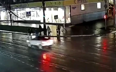 В Белгороде лихач на легковушке чудом не сбил на пешеходном переходе семь человек