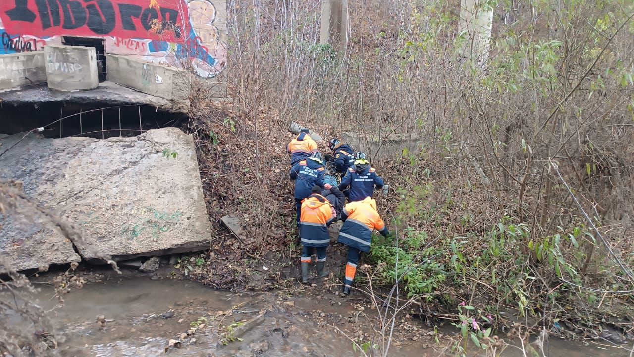 В Липецке со дна оврага достали тело мужчины, упавшего с моста
