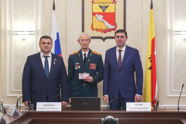 Знак с особым смыслом получили трое воронежцев 
