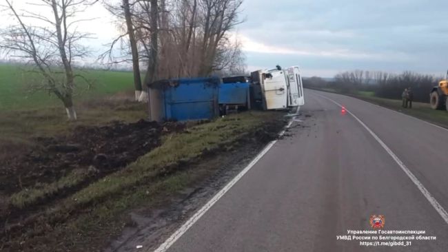 На белгородской трассе перевернулся грузовик
