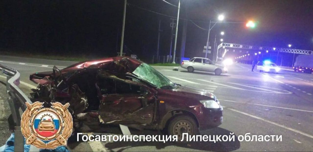 Ребенок пострадал, женщина погибла: на трассе под Липецком легковушка столкнулась с фурой