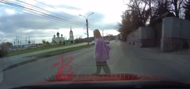 Девочка бросилась под колёса машины на воронежской набережной и попала на видео