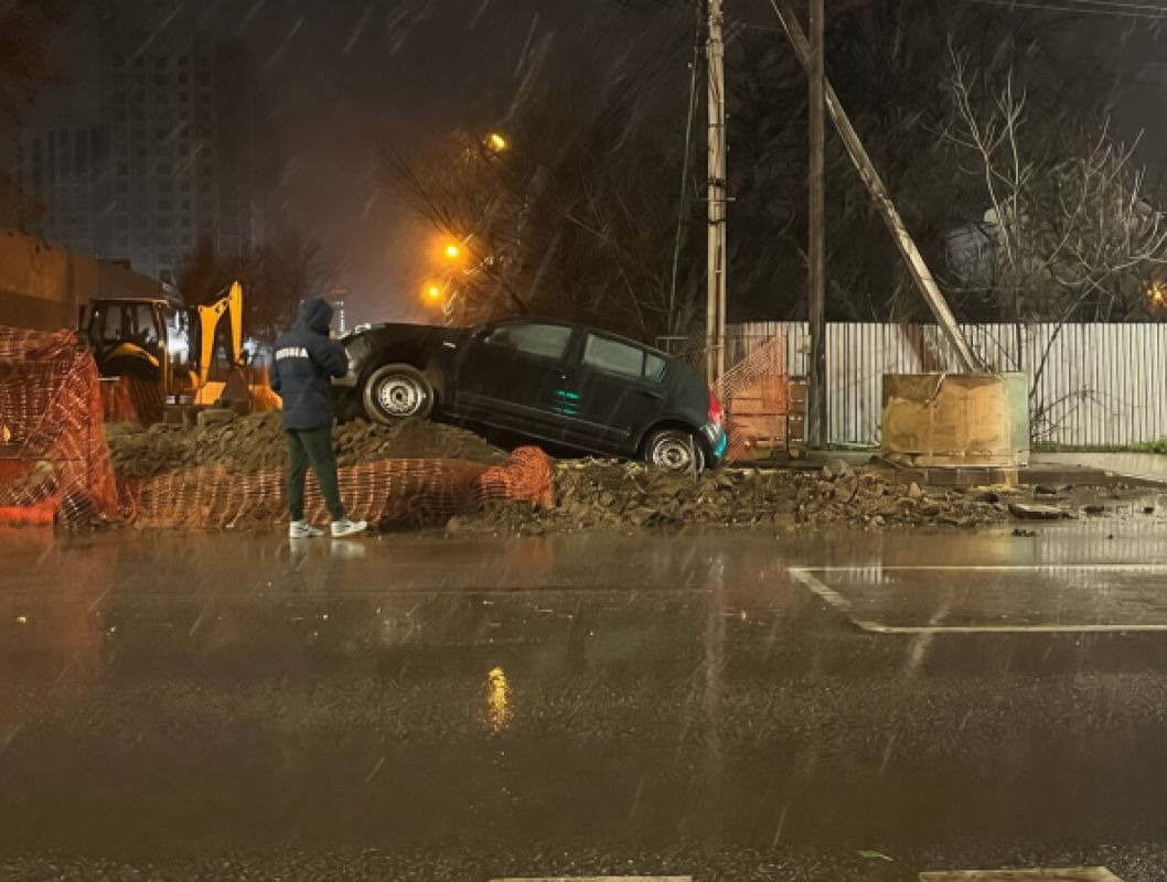 Грунтовый пьедестал: автомобиль впечатляюще «припарковался» в Липецке на насыпи, оставленной рабочими