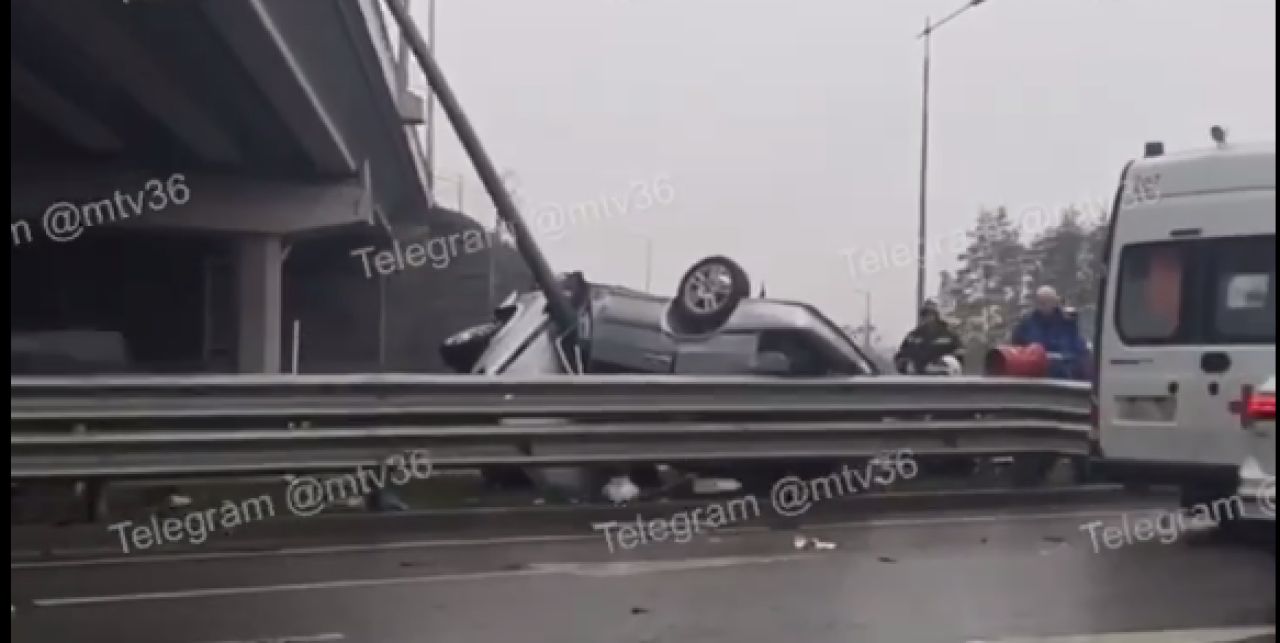 О жутком ДТП под мостом сообщили воронежцы (ВИДЕО)