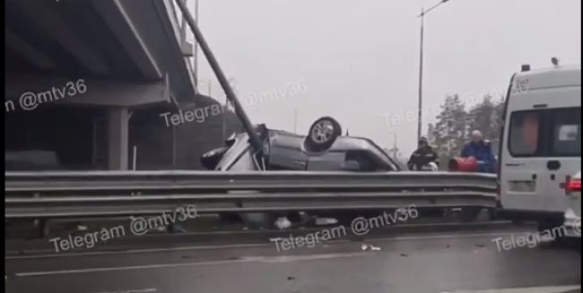 О жутком ДТП под мостом сообщили воронежцы (ВИДЕО)