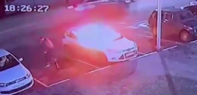 Поджог припаркованной машины попал на видео в Воронежской области