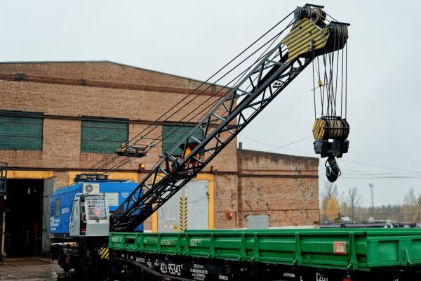 Михайловский ГОК пополнил парк техники новым железнодорожным краном 