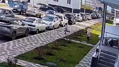 Дети едва не попали под колёса авто в воронежском ЖК (ВИДЕО)