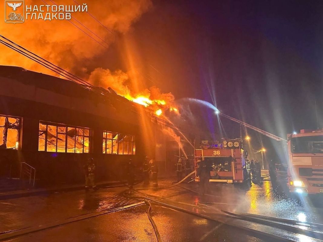 При тушении пожара в ТЦ под Белгородом после налета БПЛА ранен пожарный