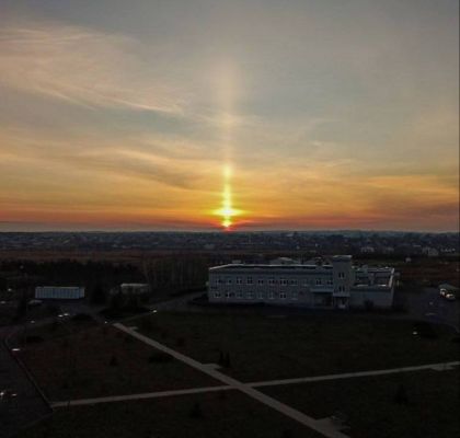 Загадочные святящиеся столбы появились в небе над Курском