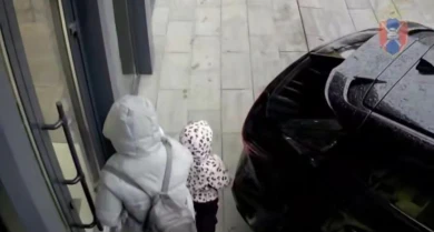 Водитель едва не впечатал в дверь мать с ребёнком в Воронеже 