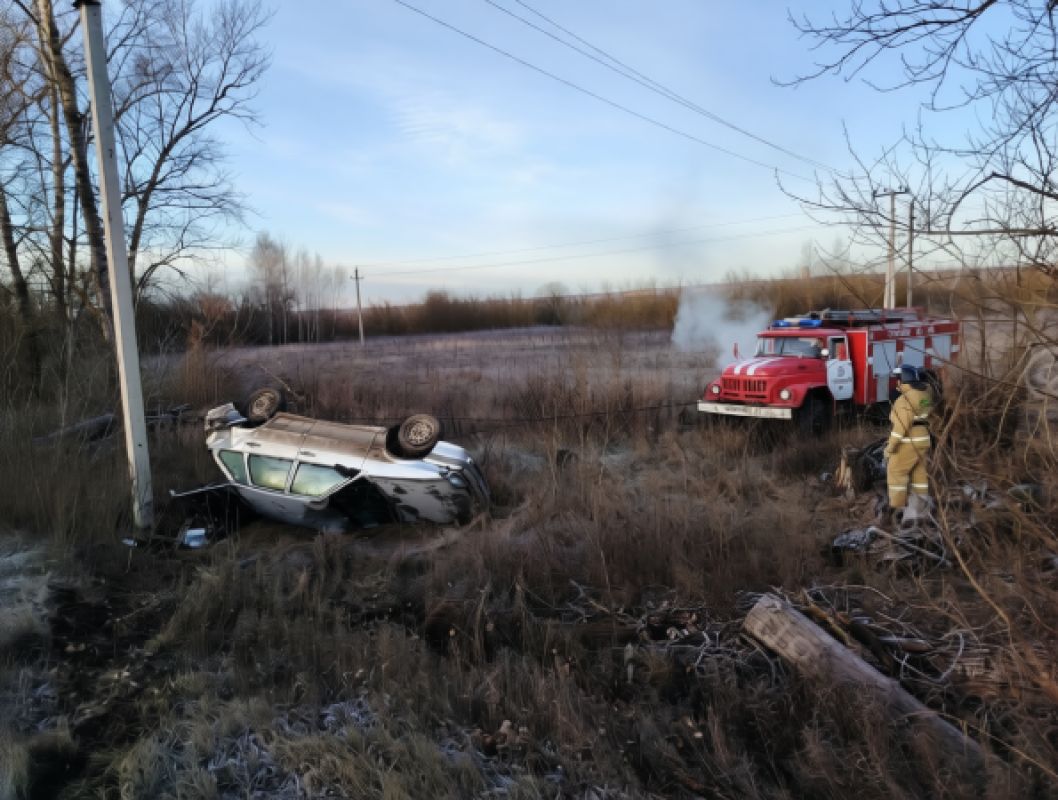 Водитель иномарки вытолкнул «Ладу» в кювет в Липецкой области: мужчину зажало в салоне