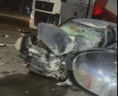 «Приора» превратилась в хлам после ДТП с бензовозом в Воронеже (ВИДЕО)