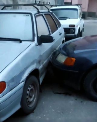 Машина без водителя протаранила припаркованный автомобиль в Курске