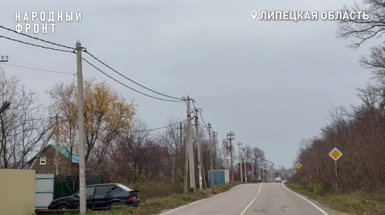 В Липецке дети семь лет добираются до школы по опасной дороге без освещения и тротуара