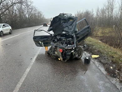 Водитель вылетел из машины и погиб под колёсами транспорта в массовой аварии под Воронежем