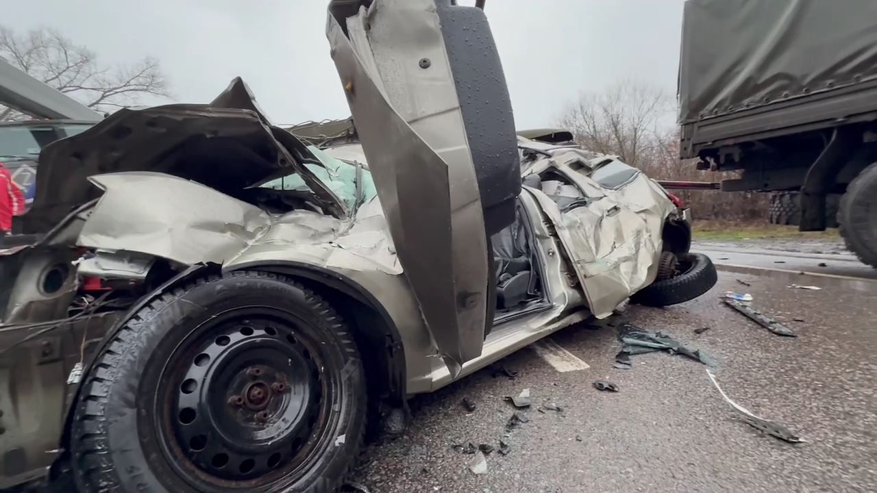 Грузовик рухнул на легковушки: массовая авария парализовала движение на объездной Курска