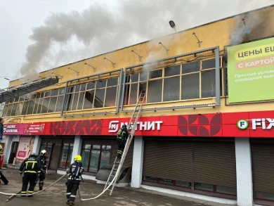 15 человек эвакуировали из горящего ТЦ в Нововоронеже