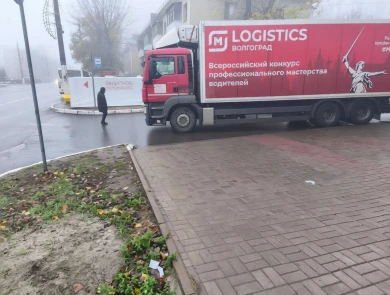 В Белгороде огромные фуры перегораживают тротуарные зоны пешеходам