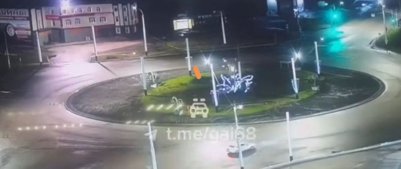 Ярко влетел: автомобиль врезался в праздничную инсталляцию на кольце