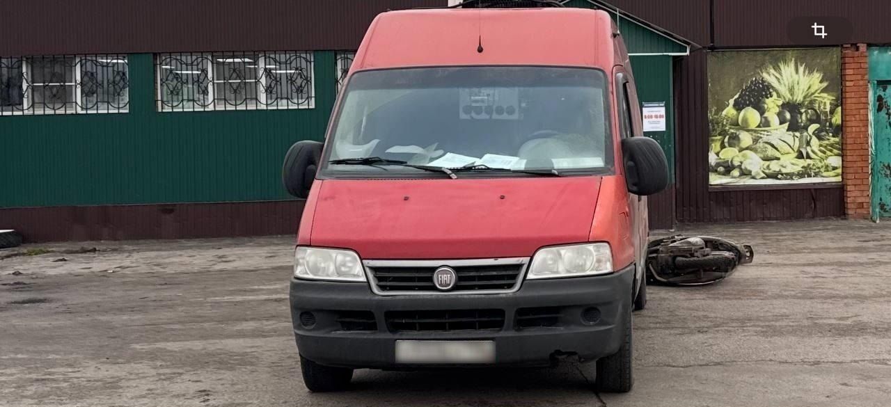 Микроавтобус сдал назад и&nbsp;снёс женщину на&nbsp;мопеде в&nbsp;воронежском селе