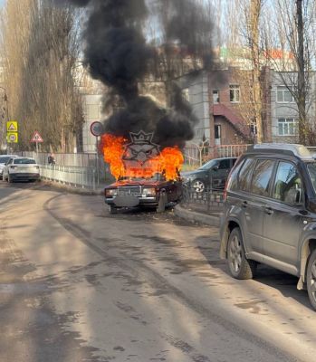 Машина загорелась у лицея в воронежском микрорайоне (ВИДЕО)