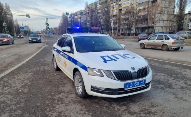 В Курске водитель Калины сбил во дворе дома женщину с 3-летним ребёнком