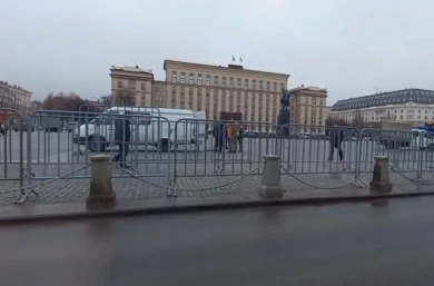 Главную площадь Воронежа готовят к установке ёлки