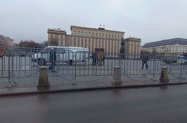 Главную площадь Воронежа готовят к установке ёлки