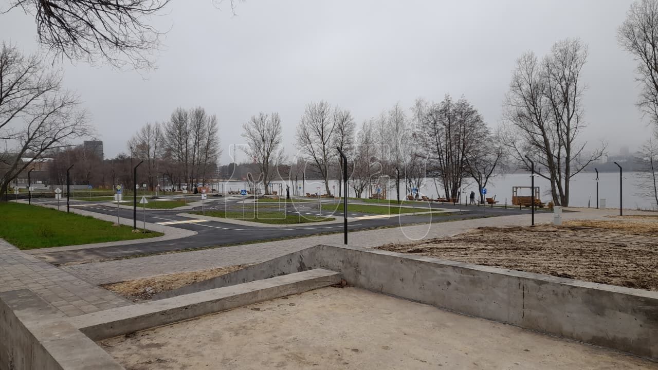 «Ещё немного». Почему благоустройство набережной Авиастроителей задерживается уже на год