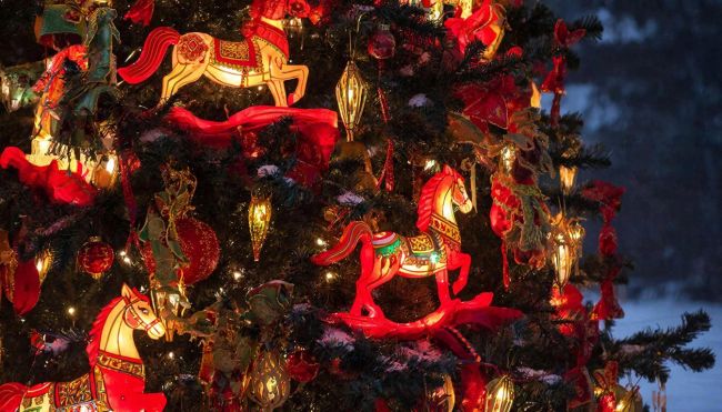 Ёлка-талисман. Как украсить праздничное дерево на 2026 год, чтобы угодить Огненной Лошади