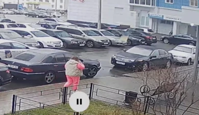 «А если бы по голове?» Выброшенное из окна нечто чуть не убило прохожую