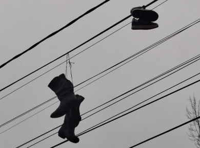 Две пары обуви в необычном месте обеспокоили воронежца