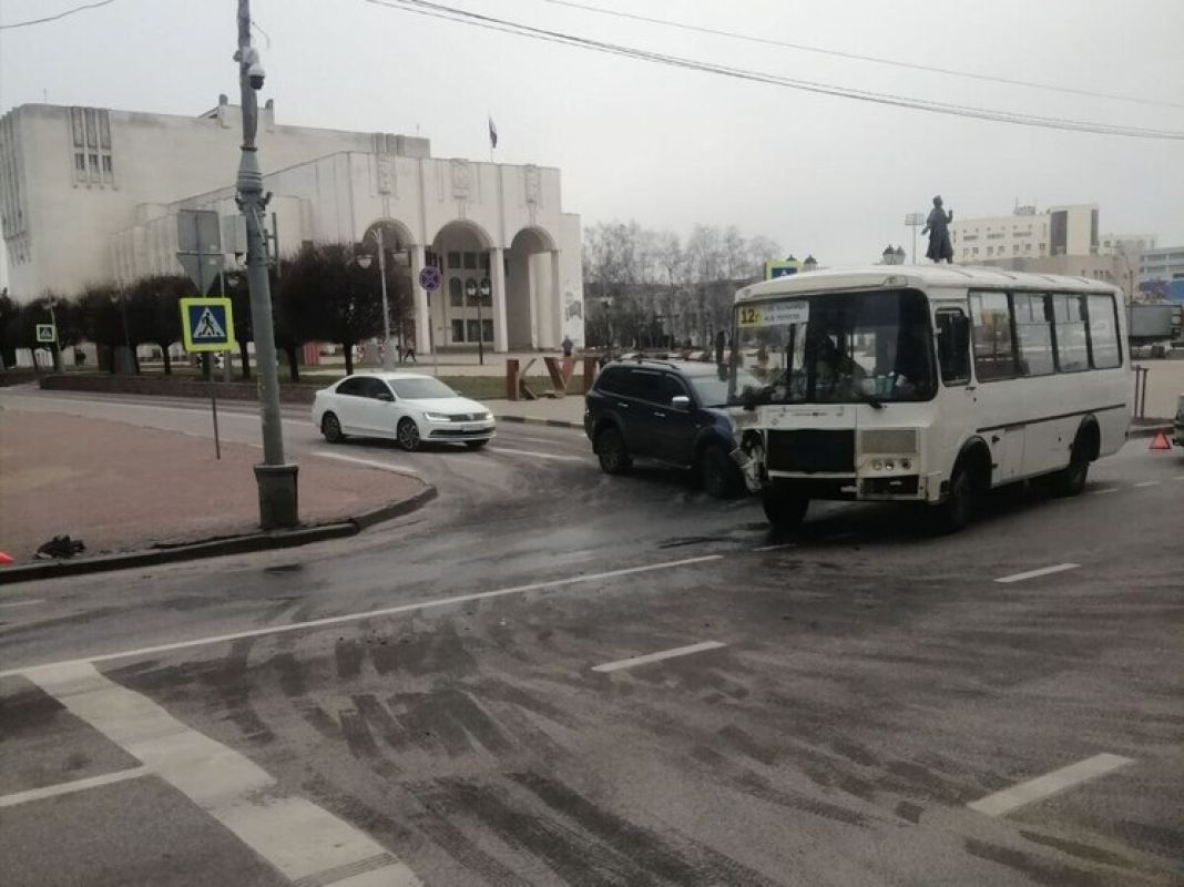 Автобус и легковой автомобиль столкнулись в центре Курска