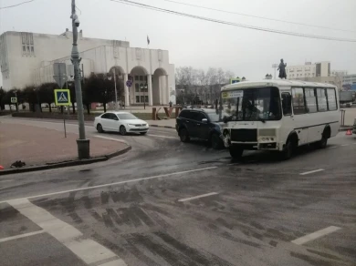 Автобус и легковой автомобиль столкнулись в центре Курска