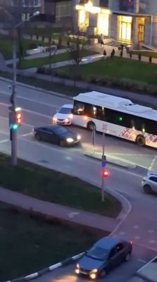 Очевидцы сообщили о серьезной аварии с автобусом у ТЦ «Солнечный» в Белгороде