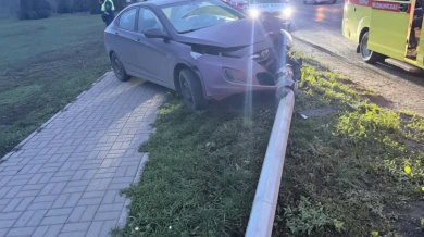 Под Белгородом пьяная автоледи проехала по тротуару и снесла фонарный столб