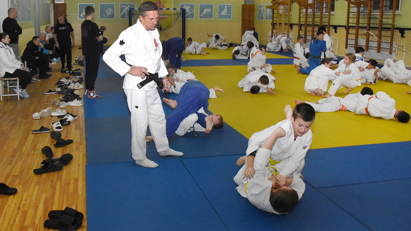 «У нас бьют, душат и бросают»