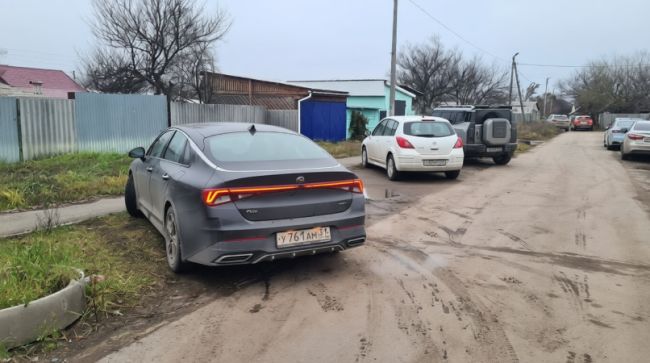 Автомобилисты уничтожают клумбы и цветники в Белгороде и перекрывают проезд