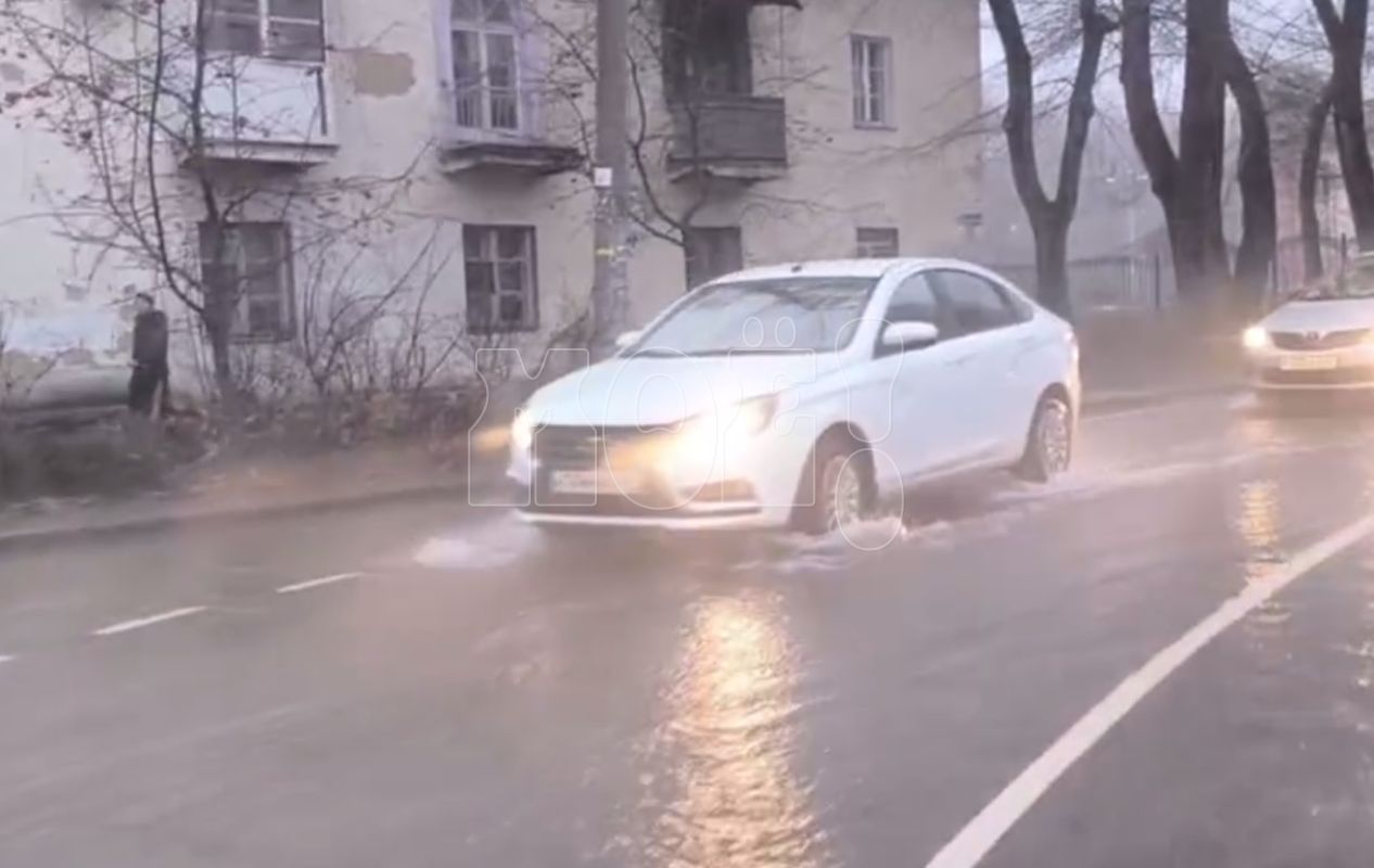 «Это маленький фрагмент». Воронежскую улицу затопило из-за прорыва (ВИДЕО)