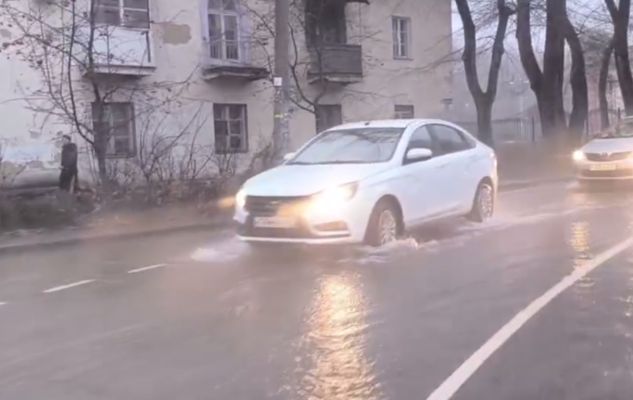 «Это маленький фрагмент». Воронежскую улицу затопило из-за прорыва (ВИДЕО)