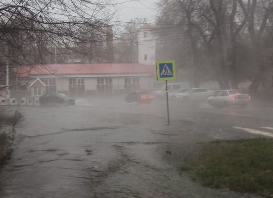 Улицу перекрыли в Воронеже из-за мощного потопа 
