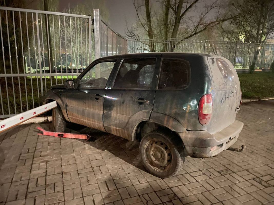 В Липецке ребенок, уходя от ДПС, проломил шлагбаум и врезался в забор на «Ниве»