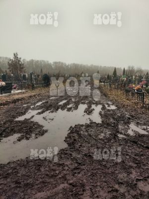 «Машины застревают!» Месиво у кладбища взбесило жителей Воронежской области