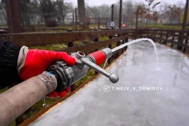 Дорожки в Центральном парке Белгорода превращают в ледовую арену