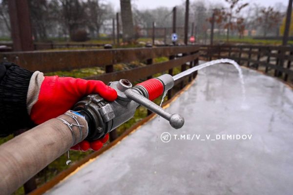 Дорожки в Центральном парке Белгорода превращают в ледовую арену