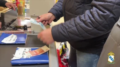 Курские полицейские расплачивались фальшивками в магазинах