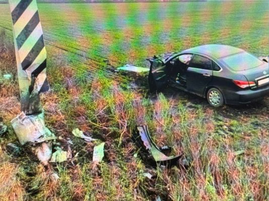 У машины снесло переднюю часть после столкновения с опорой ЛЭП на воронежской трассе
